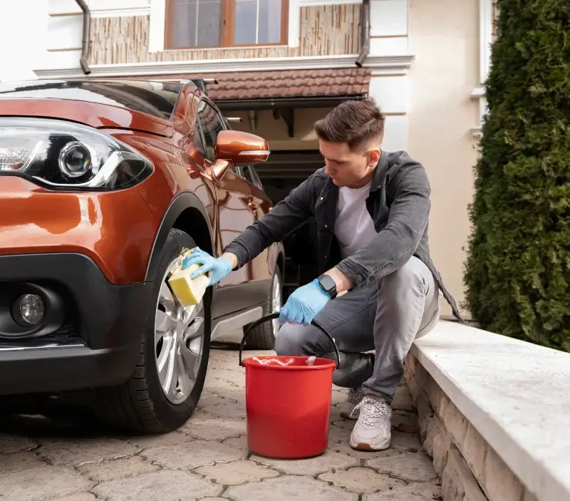 Lavage auto à domicile Saint-Cyran-du-Jambot : professionnel intervenant sur un véhicule